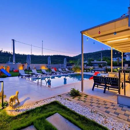 Oludeniz 4 Bedroom 9441 ヴィラ