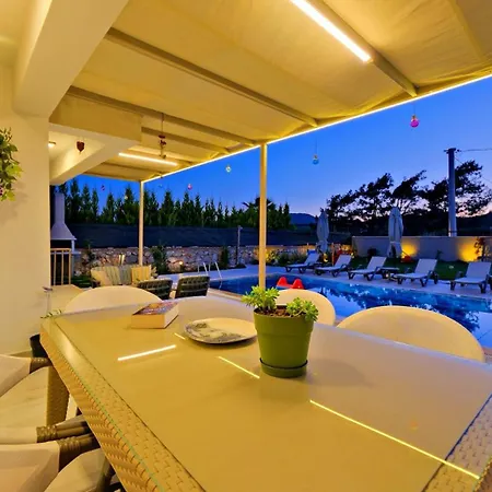Oludeniz 4 Bedroom 9441 ヴィラ *