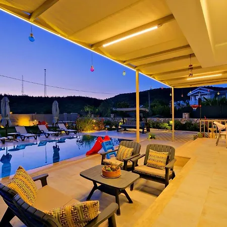 Oludeniz 4 Bedroom 9441 フェティエ